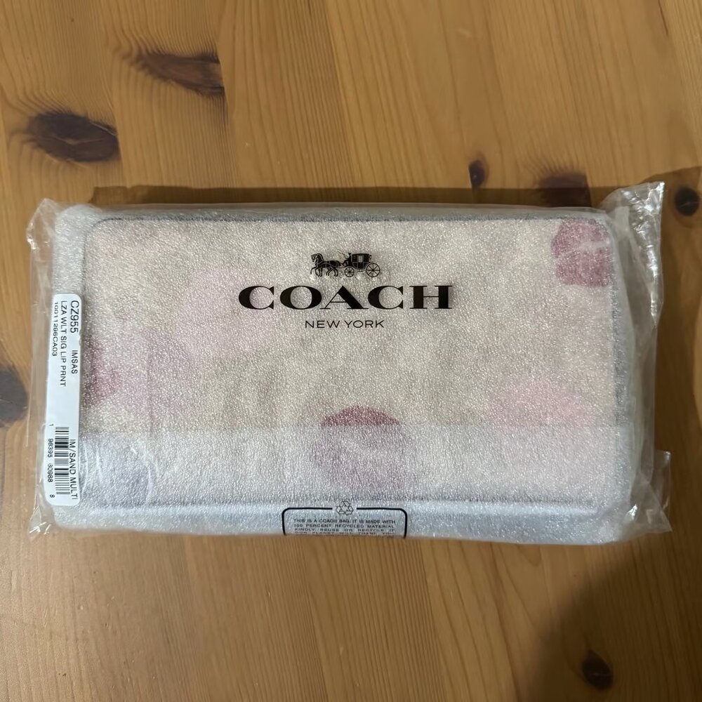 💋 Coach Long Zip Around Wallet In Signature Canvas With Lips Print - Picture 4 of 5